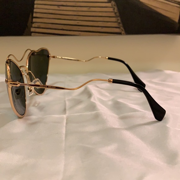 Beautiful Miu Miu Women’s Sunglasses - Picture 4 of 7